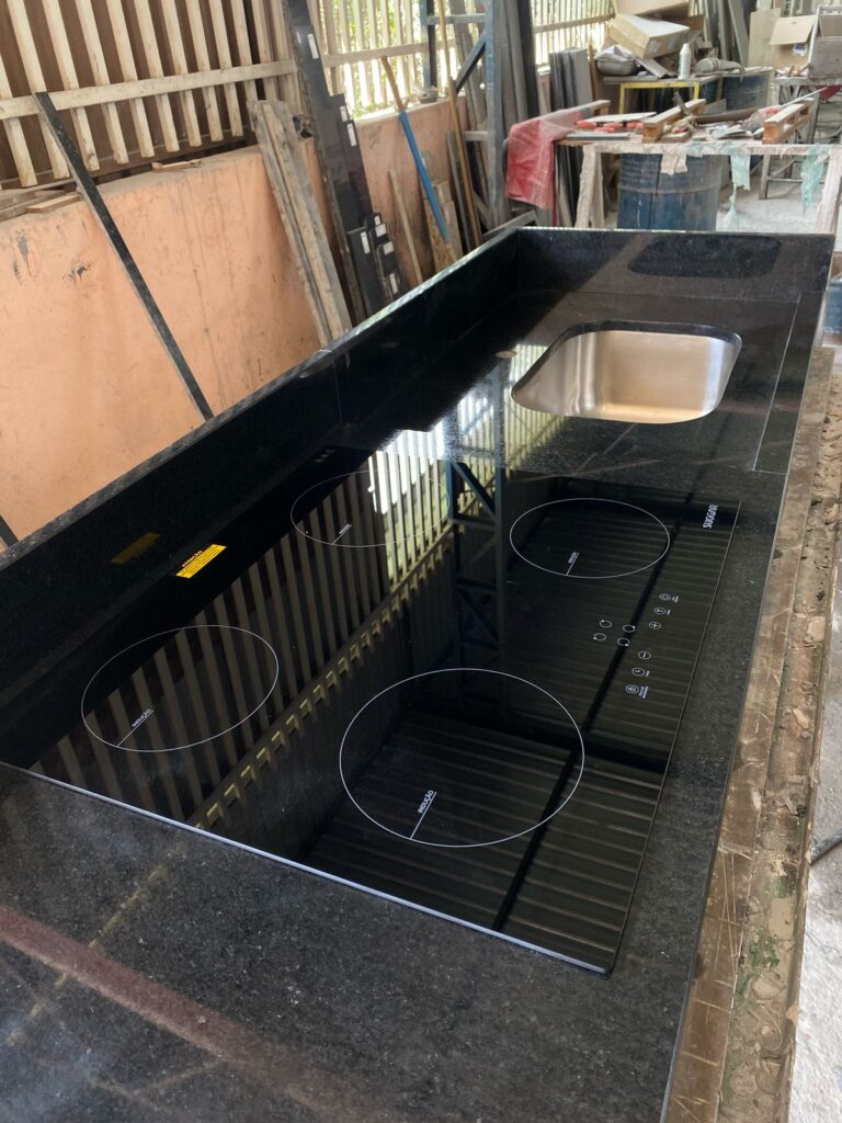 Bancada de cozinha com cooktop embutido