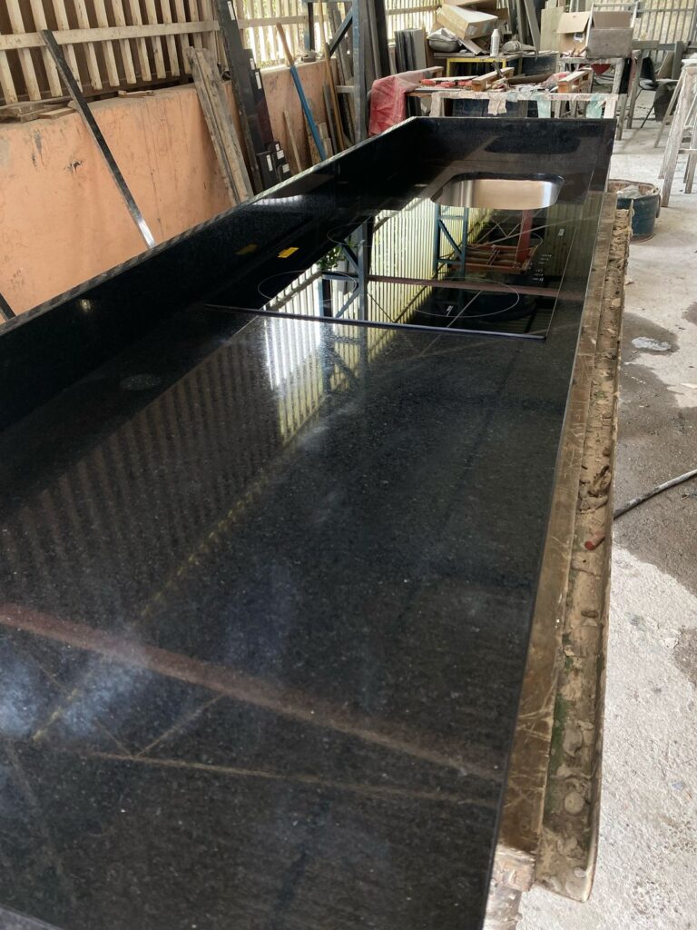 Bancada de cozinha com cooktop embutido