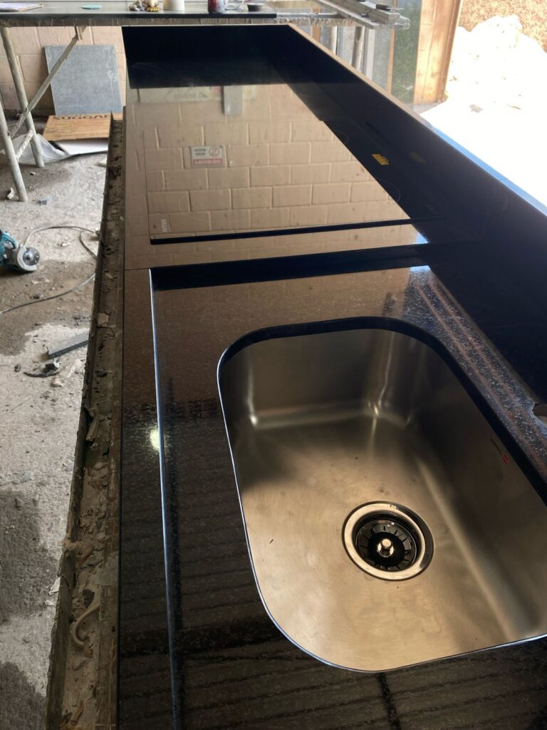 Bancada de cozinha com cooktop embutido