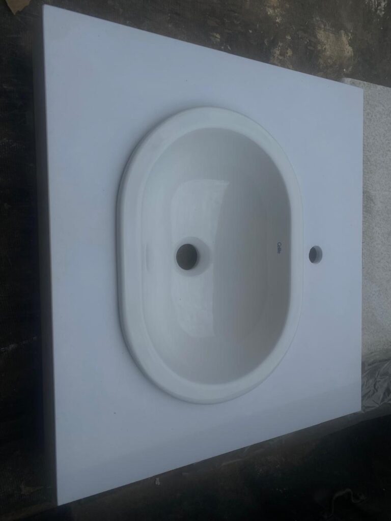 Lavatório no mármore branco