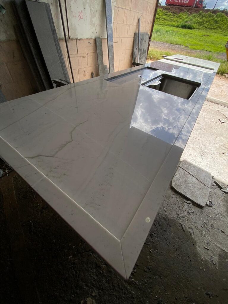 Bancada para cozinha no Quartzito Mont Blanc