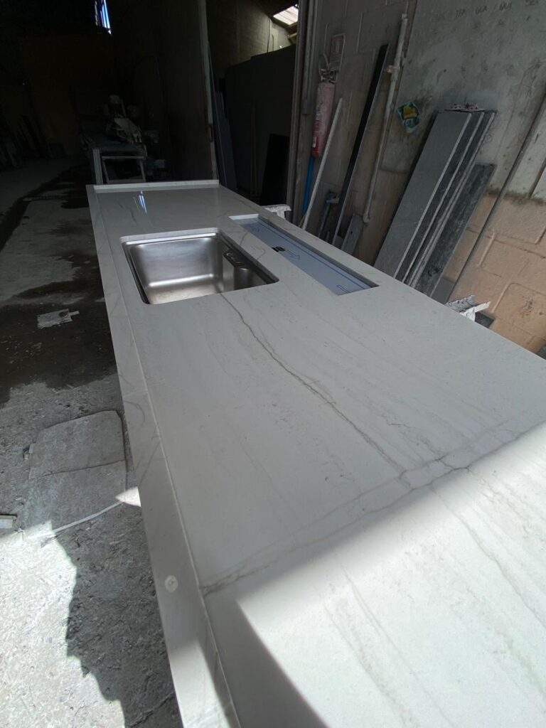 Bancada para cozinha no Quartzito Mont Blanc