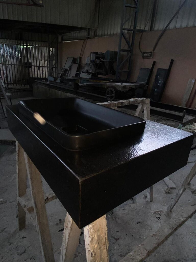 Belíssimo Lavatório no Granito Preto Escovado
