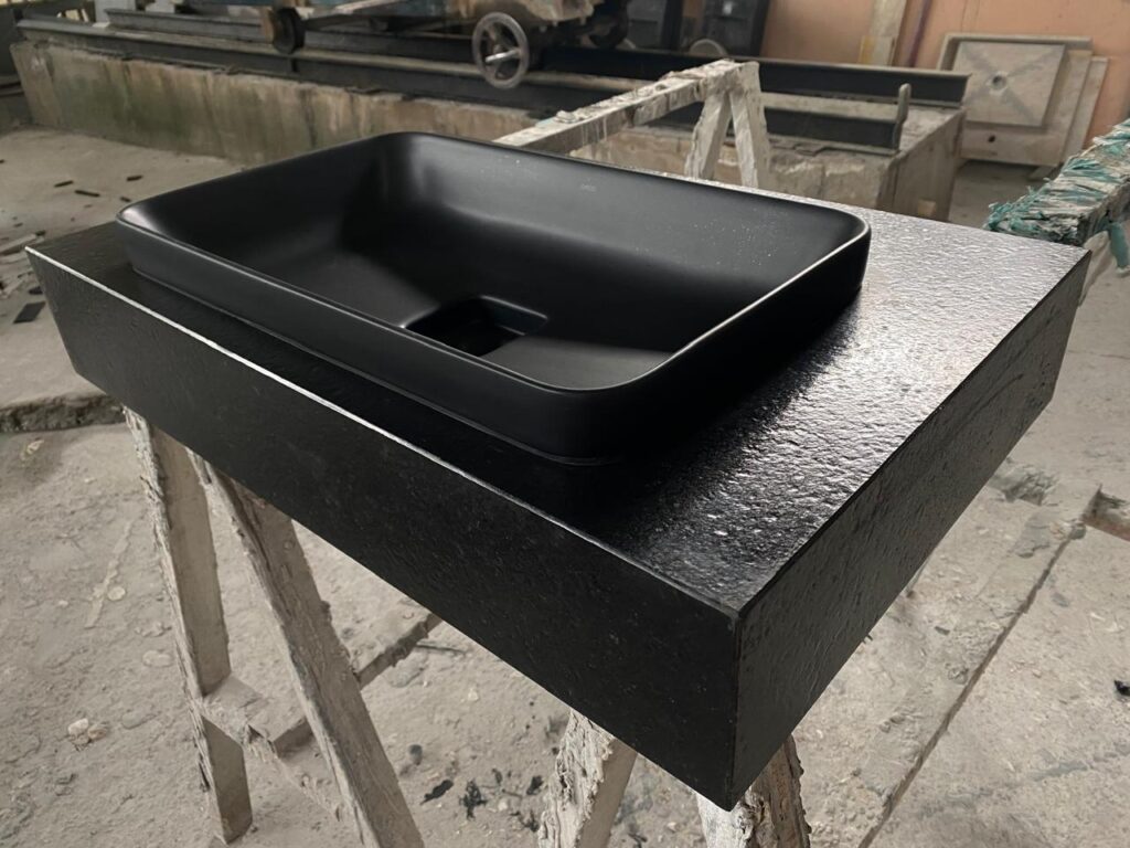 Belíssimo Lavatório no Granito Preto Escovado