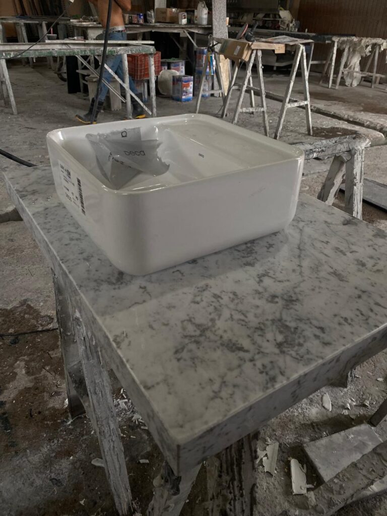 Nicho e Lavatório no Mármore Branco Carrara