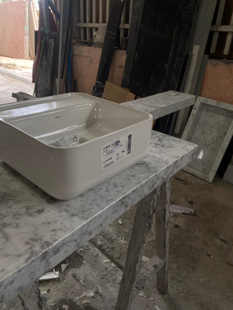 Nicho e Lavatório no Mármore Branco Carrara