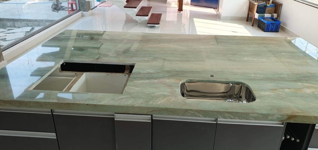 Bancada para Pia, Ilha e Fogão Cooktop no Quartzito Verde Gaya