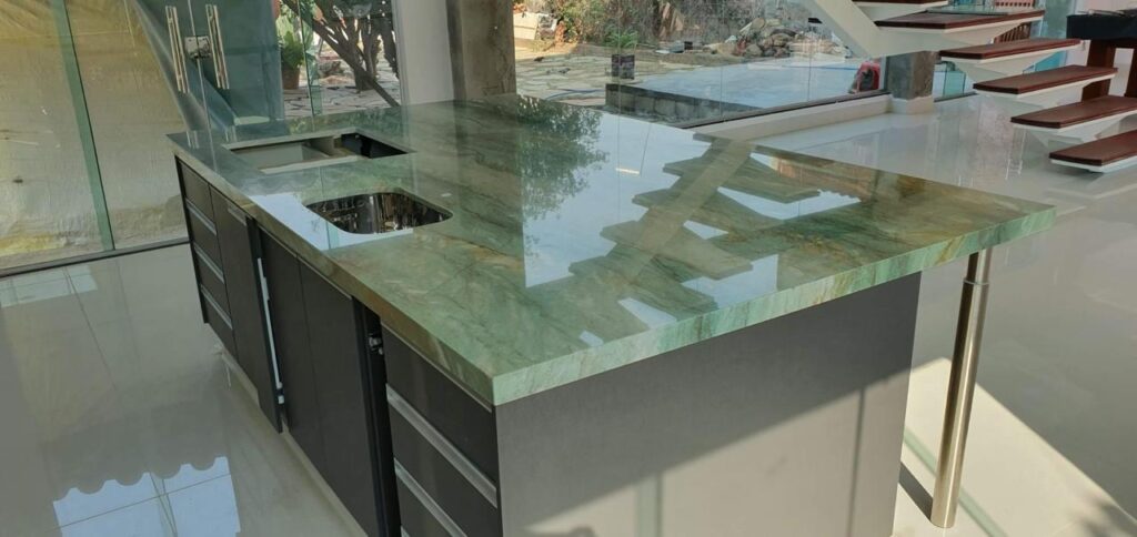Bancada para Pia, Ilha e Fogão Cooktop no Quartzito Verde Gaya