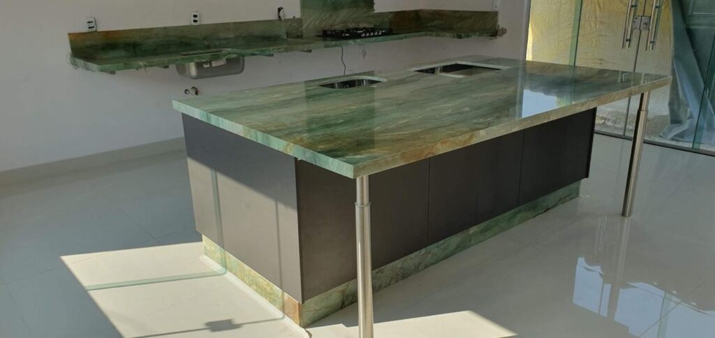 Bancada para Pia, Ilha e Fogão Cooktop no Quartzito Verde Gaya