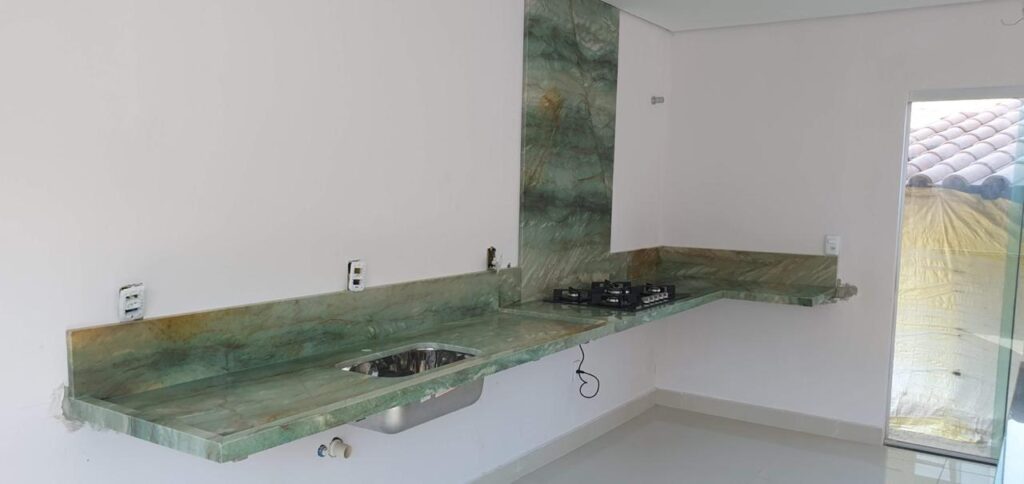 Bancada para Pia, Ilha e Fogão Cooktop no Quartzito Verde Gaya