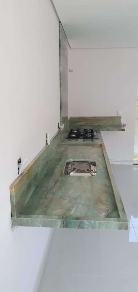 Bancada para Pia, Ilha e Fogão Cooktop no Quartzito Verde Gaya