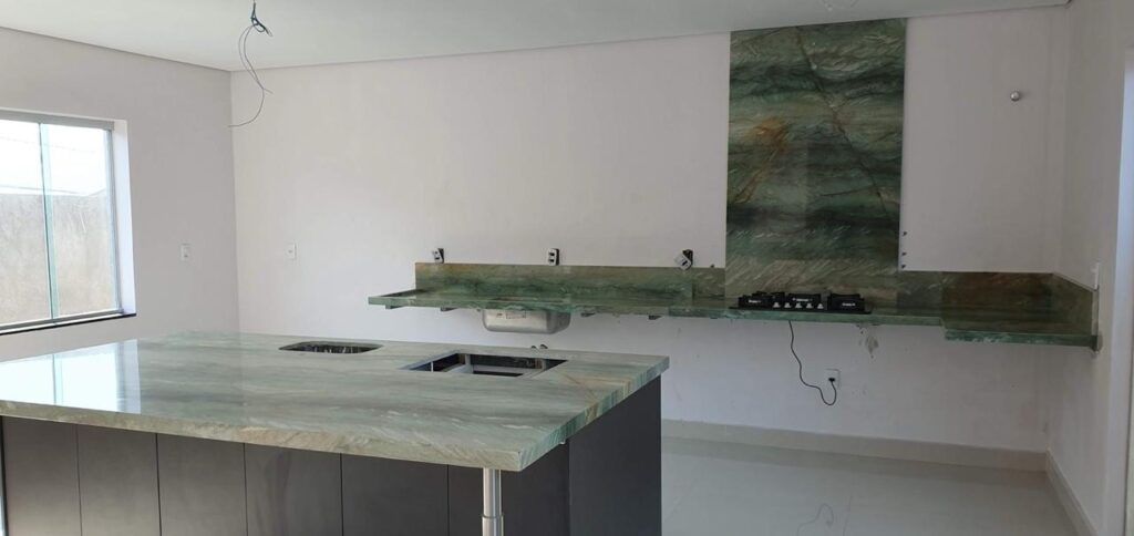 Bancada para Pia, Ilha e Fogão Cooktop no Quartzito Verde Gaya